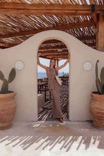 キプロスの夏のビーチクラブでポーズするアクセサリーとエレガントな服でダークヘアの美しい女性のファッション屋外写真 — ストック写真