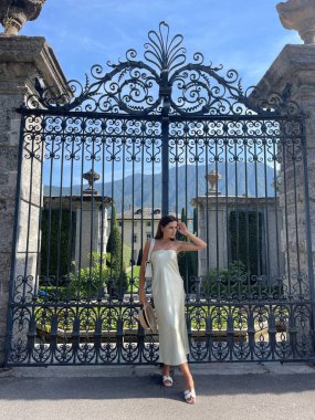 İtalya 'daki Como Gölü' nde lüks bir villada poz veren siyah saçlı güzel bir kadının moda fotoğrafı.