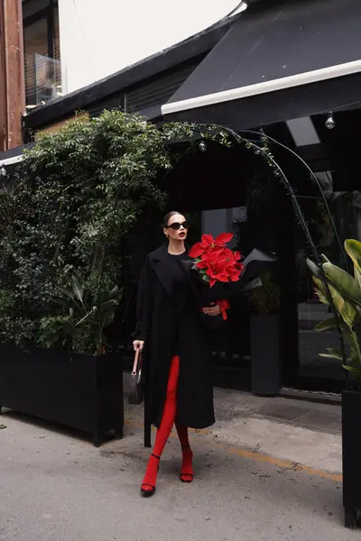 Güzel Esmer Bir Kadının Şık Elbiseli Siyah Ceketli Aksesuarlı Güzel — Stok fotoğraf