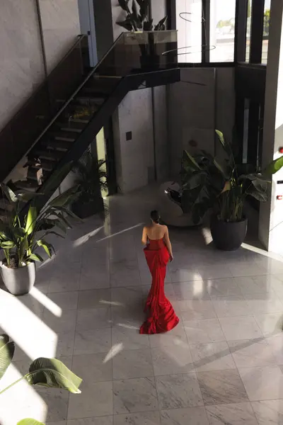 Модная Фотография Красивой Женщины Темной Хай Элегантном Красном Платье Позирует — стоковое фото