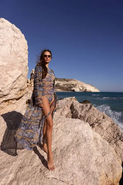 塞浦路斯海滩上穿着雅致海滩服装 一头乌黑头发的漂亮女子的户外时尚照片 — 图库照片