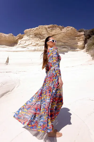 キプロスの白い岩のビーチでポーズを印刷エレガントな印刷されたビーチ服で暗い髪の美しい官能的な女性のファッション屋外写真 ストックフォト