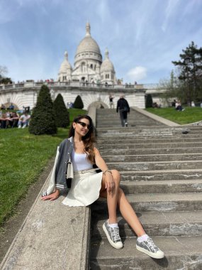 Montmartre 'da panoramik manzaralı, günlük giysiler içinde siyah saçlı güzel bir kadının moda fotoğrafı.