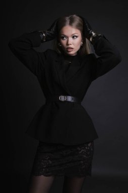 Güzel Slav bir kadının moda fotoğrafı. Uzun sarı saçlı, şık kıyafetler ve aksesuarlar giyen, stüdyoda poz veren.