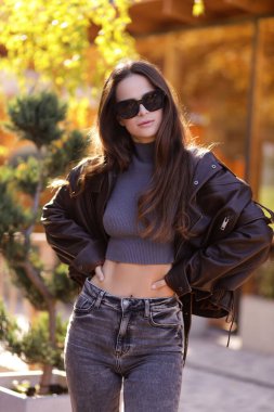Güzel Slav bir kadının şık giyinmiş siyah saçlı ve ceketli güzel bir kadın tarafından çekilmiş moda fotoğrafı.