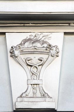 Kyiv Ukrayna 'daki eski bina cephesinde yılan ve kase rahatlığı