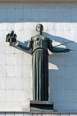 Ukrayna 'nın başkenti Kyiv' deki Sanatçılar Evi 'nin eski cephesine maket ve çizim araçlarıyla alegorik kadın heykeli