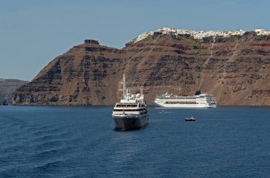 Santorini Adası, Cyclades, Yunanistan yakınlarındaki yolcu gemilerine binin..
