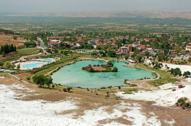 Denizli 'de tepeden Pamukkale Köyü manzarası