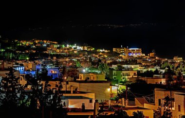 Yunanistan 'ın Paros Adası şehir manzarasına gece manzarası
