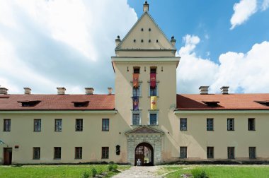Lviv Ukrayna yakınlarındaki Zhovkva kasabasındaki ortaçağ kalesinin merkezi kulesi.