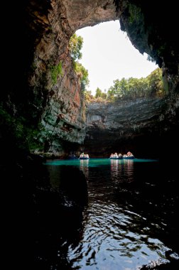 Yunanistan 'ın Cephalonia adasında ünlü Melissani Gölü