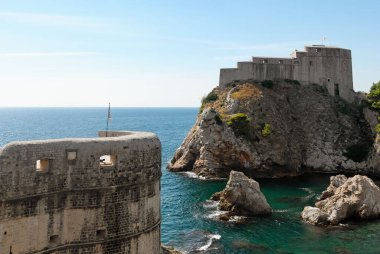 Eski kent duvarından ortaçağ kalelerine, Lovrijenac ve Bokar, Dubrovnik, Hırvatistan 'a manzara