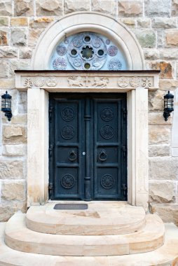 Ukrayna 'nın başkenti Kyiv' deki Archangelo-Mikhailovsky Zverinetsky manastırına giriş