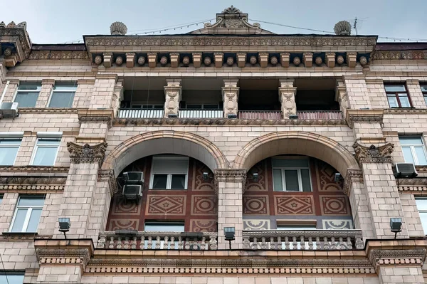 Ornate Erkély Régi Szovjet Építészeti Épületek Khreshchatyk Utca Kijevben Ukrajna — Stock Fotó