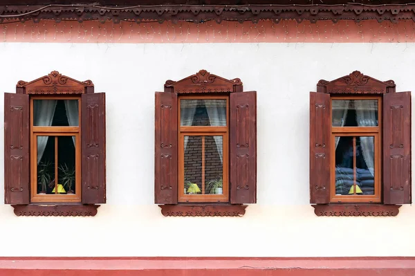 乌克兰基辅三扇有木制百叶窗的窗户 — 图库照片