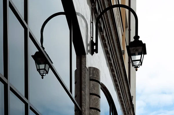 Lanterna Rua Parede Edifício Seu Reflexo — Fotografia de Stock