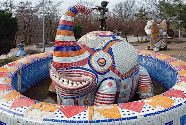 Mozaikový Slon Malou Holčičkou Stojící Uličce Pejzazhna Kyjevě Ukrajině — Stock fotografie