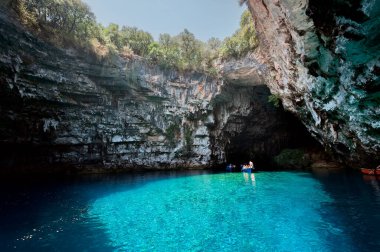 Yunanistan 'ın Cephalonia adasında ünlü Melissani Gölü
