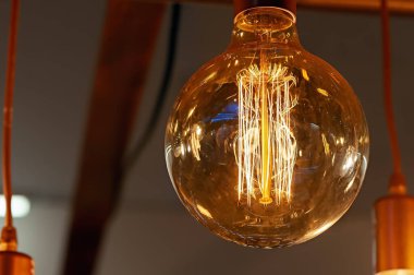 Koyu arkaplan üzerinde elektrik ışığı