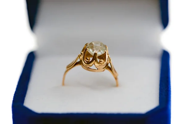Close Van Een Gouden Ring Blauwe Geschenkdoos Geïsoleerd — Stockfoto