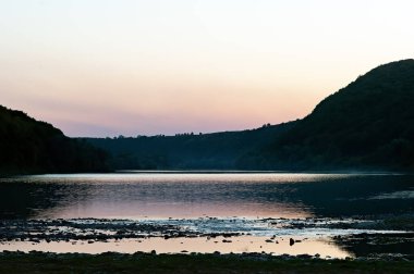 Ukrayna 'daki Dnister Nehri kıyısı üzerinde akşam