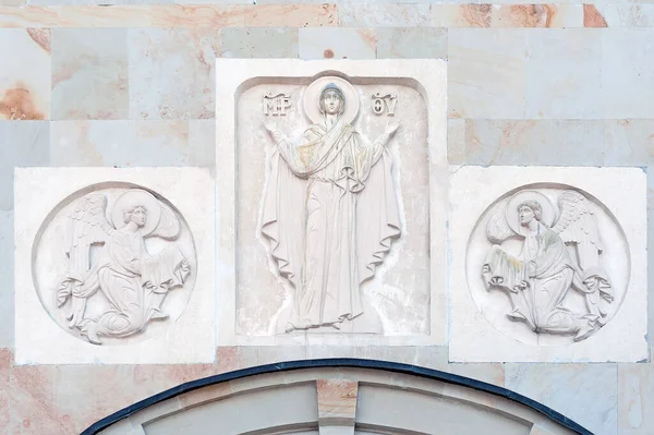 乌克兰基辅Archangelo Naquilovsky Zverinetsky修道院墙上的圣母玛利亚和天使石雕 — 图库照片