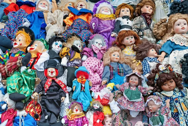Куклы Валяются Блошином Рынке — стоковое фото