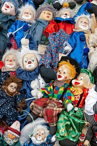 跳蚤市场上成群结队的小丑 — 图库照片