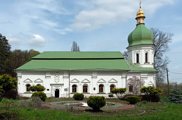 与乌克兰基辅Vydubychi修道院的Savior Transfiguraton教堂的食堂 — 图库照片