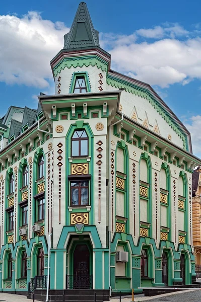 ウクライナのキエフのアップスケールの町のカラフルなVozdvizhenka通りの建物 — ストック写真