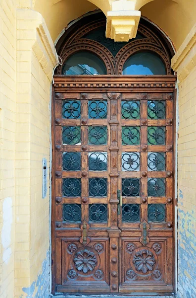 Κλασική Περίτεχνη Πόρτα Για Παλιό Σπίτι — Φωτογραφία Αρχείου