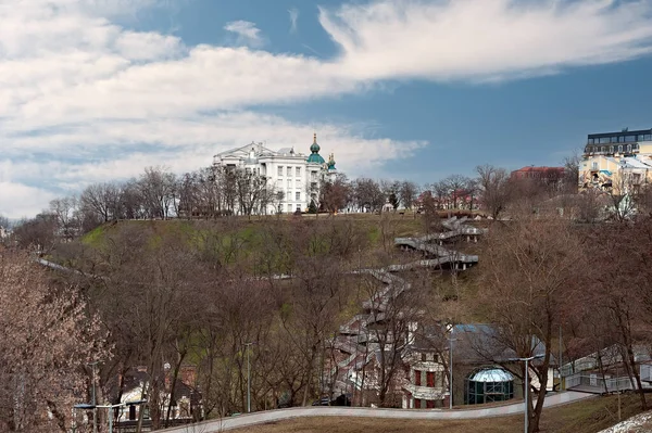 ウクライナの公園や階段のあるキエフの街並み — ストック写真
