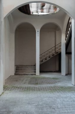 Batumi Georgia 'da kemerli beyaz karanlık koridor.