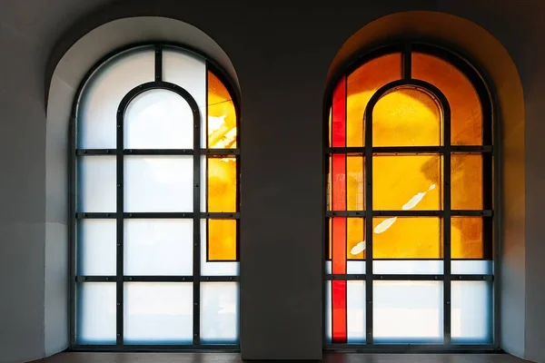 Kaksi Vanhaa Ikkunaa Kirkon Korostettu — kuvapankkivalokuva