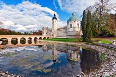 Krasiczyn Kalesi Krasiczyn Polonya ve göldeki yansıması