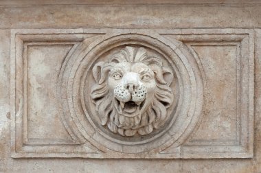 Taş aslan başlı maskaralık.