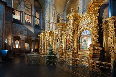 Ukrayna, Kyiv 'deki Aziz Sophia Katedrali' nin altın sunağı.