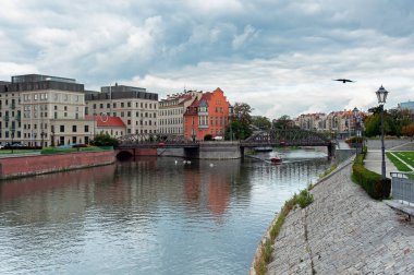Polonya 'da nehir ile Wroclaw şehir manzarası
