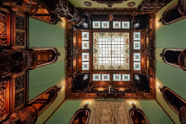 İç mekanlar - Romanya 'nın Sinaia kentindeki Peles Şatosu' nun vitray pencereli tavanı 