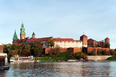 Polonya 'nın Krakow kentindeki nehirden kraliyet kalesi ile tepe ve Wawel mimari kompleksine bakın.