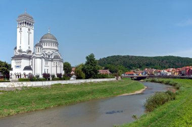 Sighisoara, Romanya 'daki nehir kıyısında Kutsal Üçlemeci Kilisesi ile şehir merkezinde.