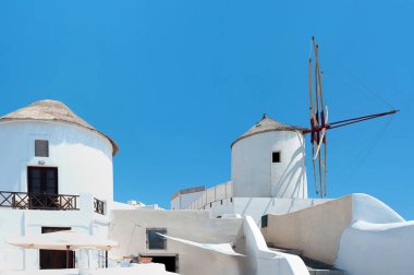 Santorini Yunanistan 'da değirmenli Oia köyü manzarası 