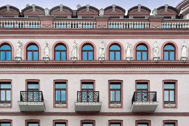 Heykellerle birlikte eski bina cephesinin bir parçası