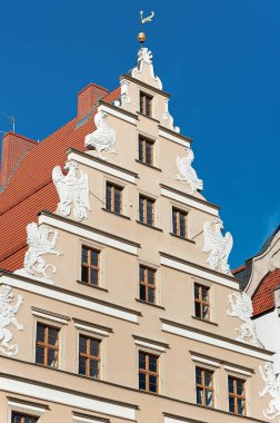 Wroclaw, Polonya 'da kraliyet hayvanlarıyla süslü eski bir binanın çatısında. 