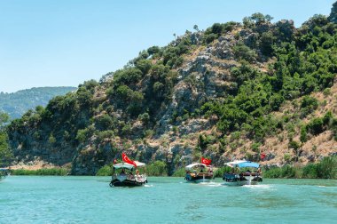 Türkiye 'de Dalyan Nehri üzerindeki tekneler