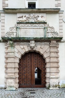 Krasiczyn Kalesi 'nin ana kapısı Krasiczyn Polonya