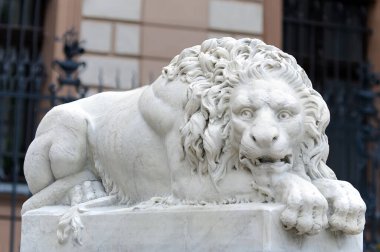 Polonya 'daki Moszna kalesinde beyaz aslan heykeli