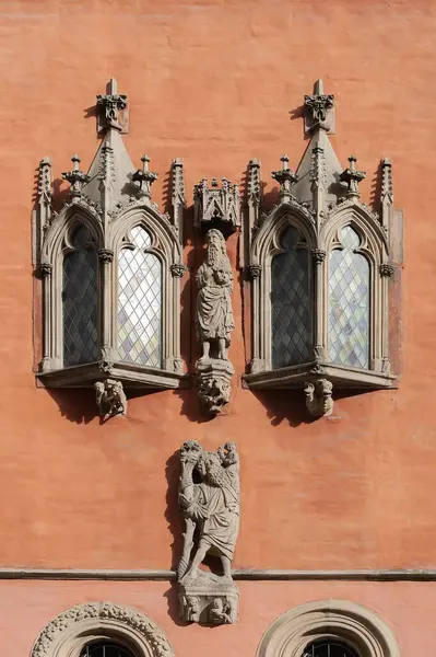 Polonya, Wroclaw Belediye Binası 'nın küçük süslü pencereleri