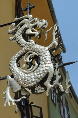Mimari dekorasyon, Romanya 'nın Sighisoara kentindeki bina duvarında ejderha